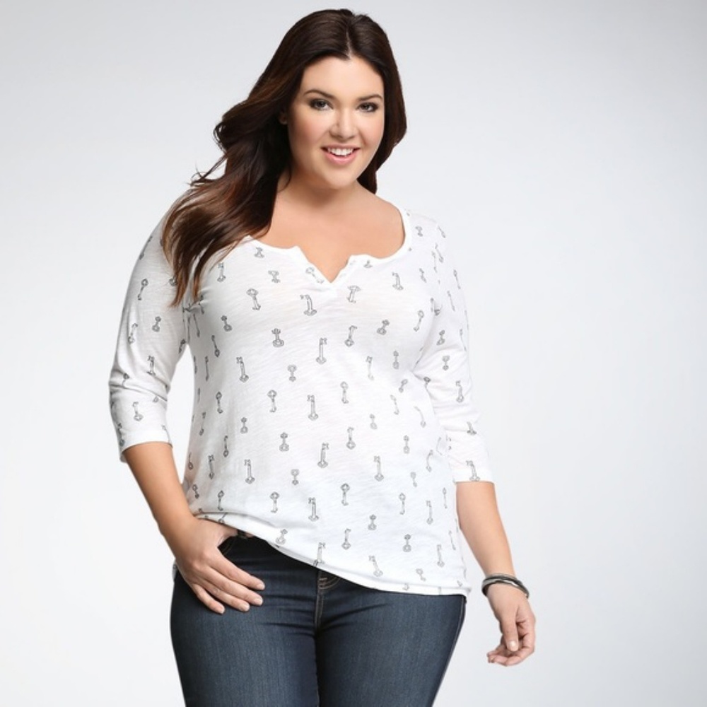 Torrid key print tee shirt 3/4 sleeve